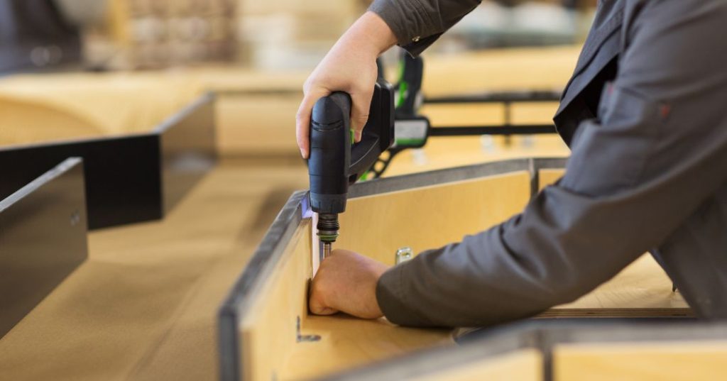 Como Montar Guarda-Roupa em Taubaté: 5 Passos e Dicas capa montador de moveis em Taubaté